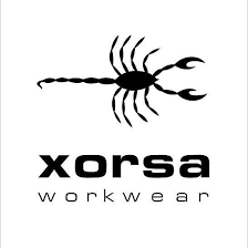 Logo de la marque de vêtements de travail Xorsa représentant un scorpion noir au-dessus du nom de la marque.