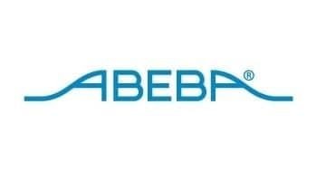 Logo bleu « ABEBA » avec une ligne courbe au-dessus et en dessous du mot, sur fond blanc.