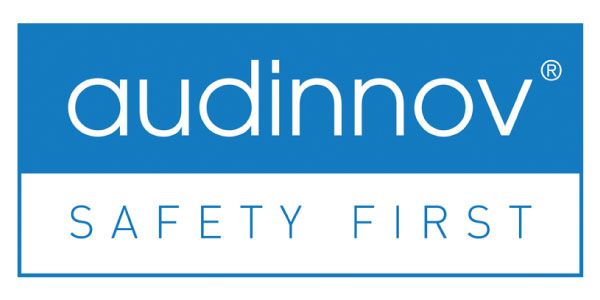 Logo Audinnov en blanc sur fond bleu : « audinnov » avec une marque déposée, « SAFETY FIRST » en dessous, en blanc sur fond blanc.
