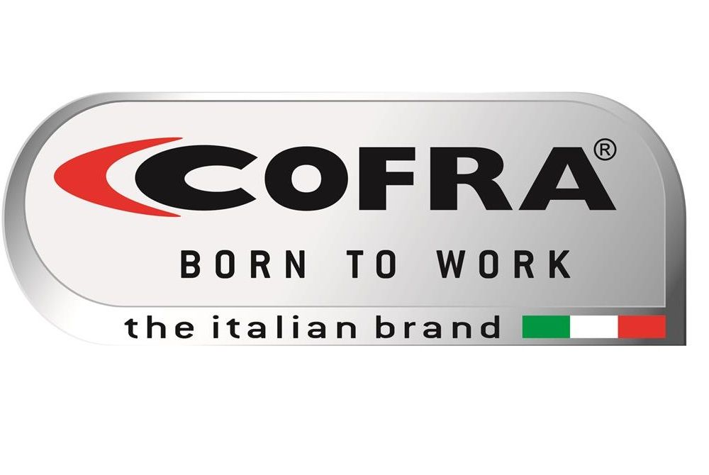 Logo COFRA : rectangle argenté portant le nom « COFRA » et la devise « BORN TO WORK », icône du drapeau italien. Détails rouges et noirs.