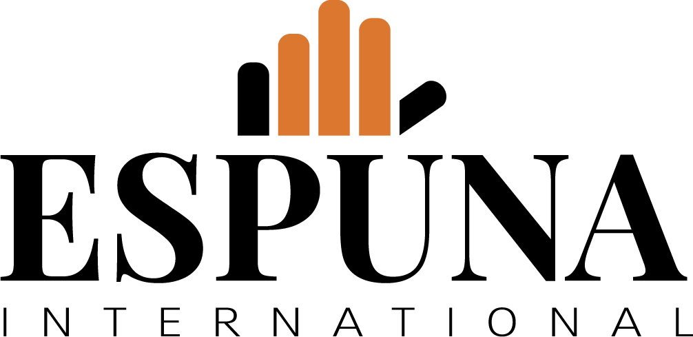 Logo d'Espuna International ; texte noir, un élément graphique orange au-dessus et « INTERNATIONAL » en noir en dessous.