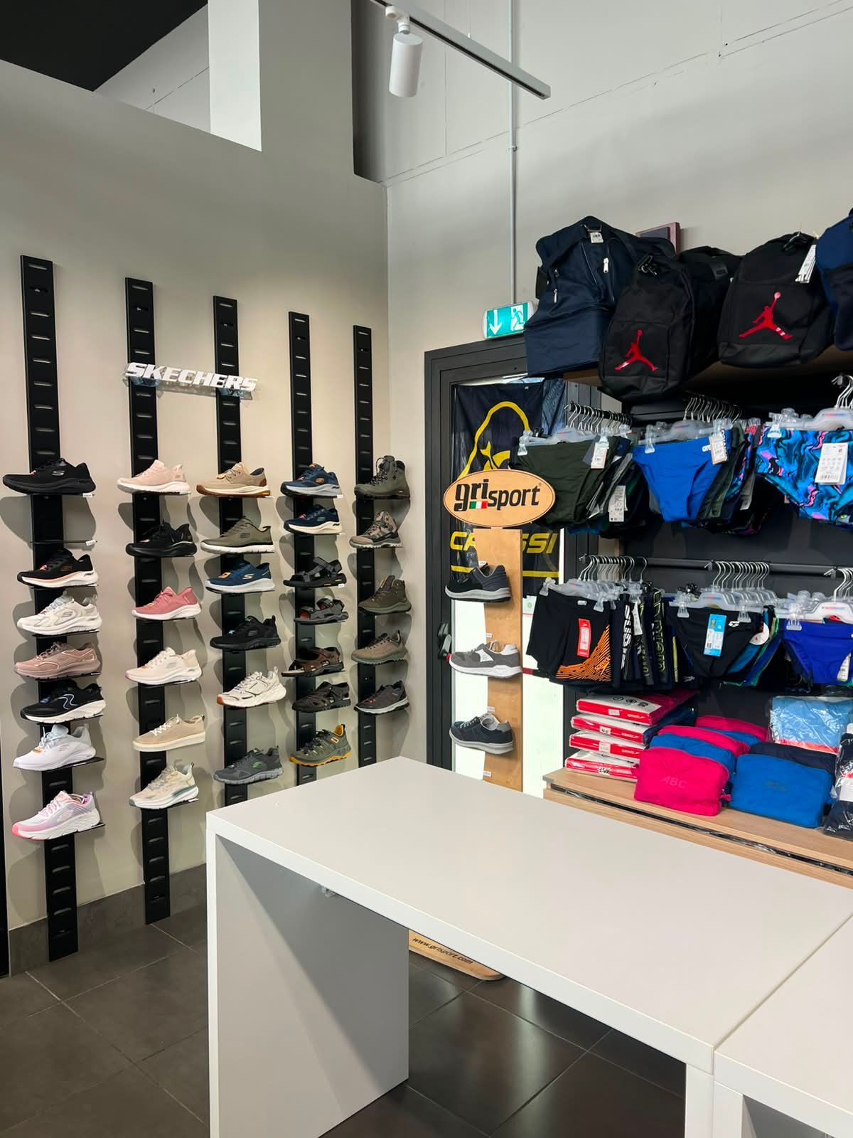 Area del negozio Sport Service a Forlì dedicata alla consulenza personalizzata per la scelta di scarpe e attrezzature sportive.