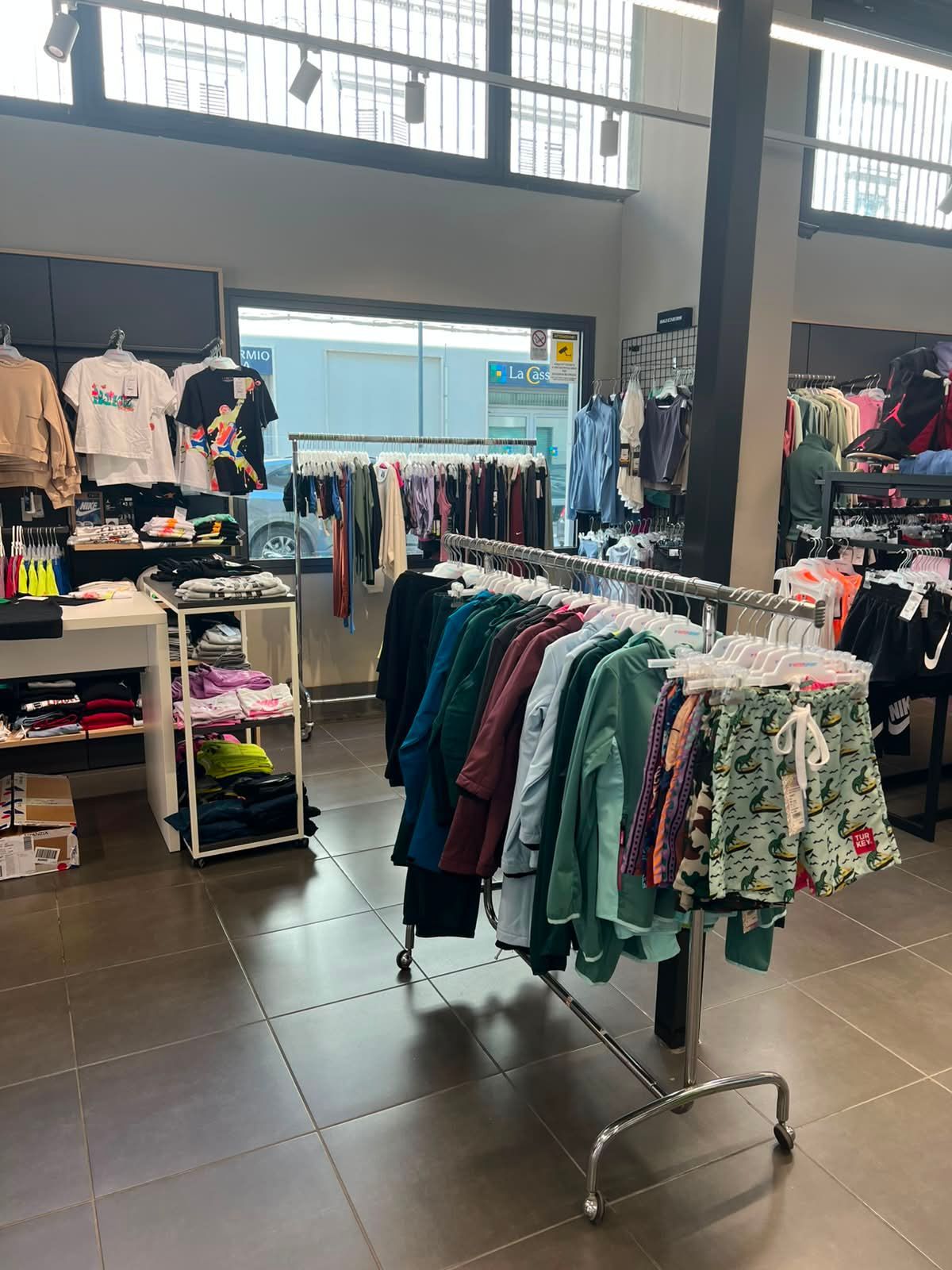 Reparto centrale con collezioni di abbigliamento sportivo traspirante e completi per fitness, running e tempo libero a Forlì.