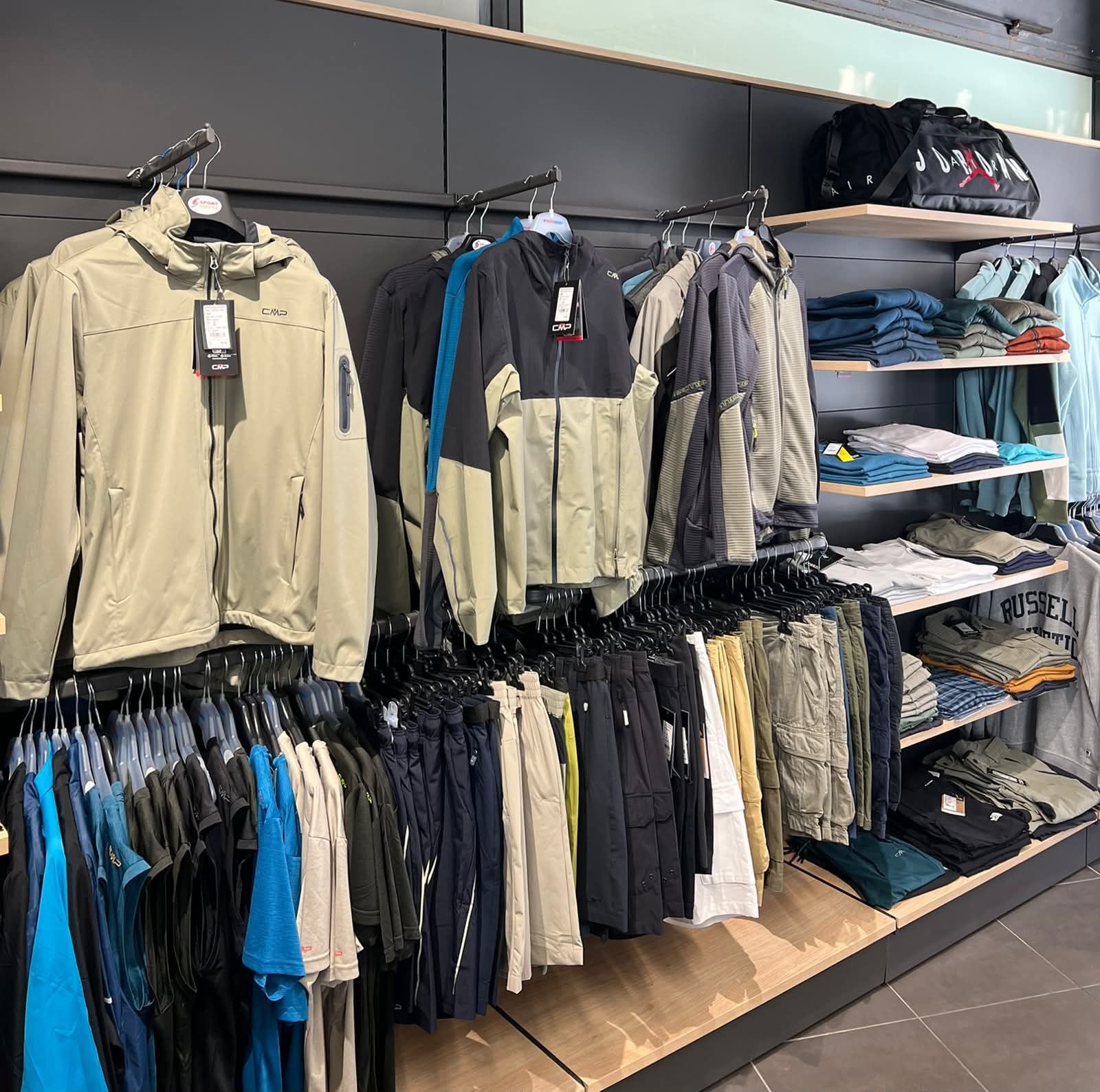 Stand e reparti interni dedicati all'abbigliamento tecnico sportivo, con completi traspiranti e tessuti innovativi per l'allenamento da Sport Service.