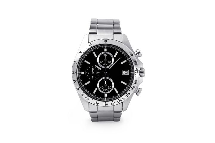 Un orologio d'argento con il quadrante nero su sfondo bianco.
