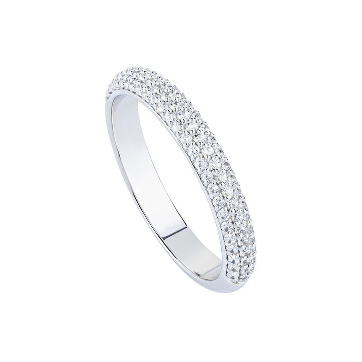 Una fede nuziale in oro bianco con diamanti su sfondo bianco.