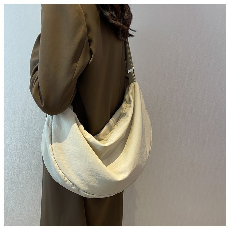 大容量尼龍餃子肩背斜背包 肩背斜背包 大容量斜背包