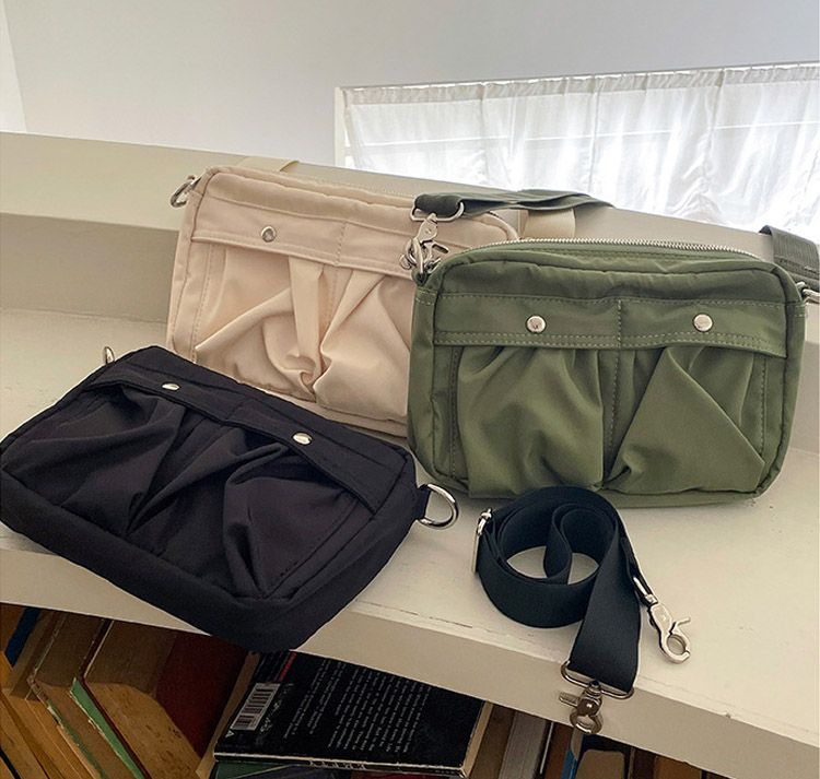 輕量防潑水尼龍斜背包 百搭男女側背小包 單肩郵差包 休閒肩背包 隨身收納斜背包