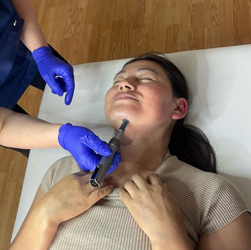 Revitalise the appearance of the neck and jawline