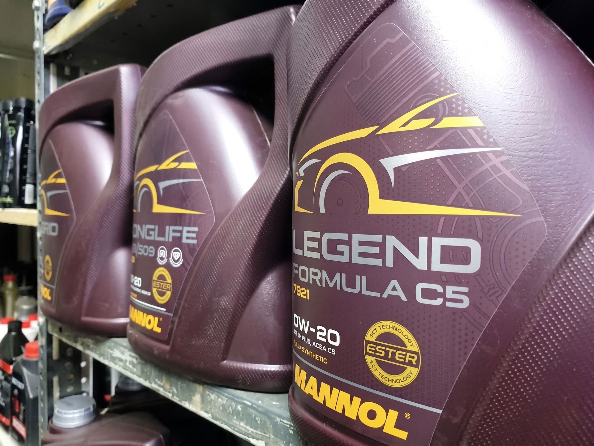 Bidons d'huile moteur Mannol Legend Formula violets sur une étagère de magasin