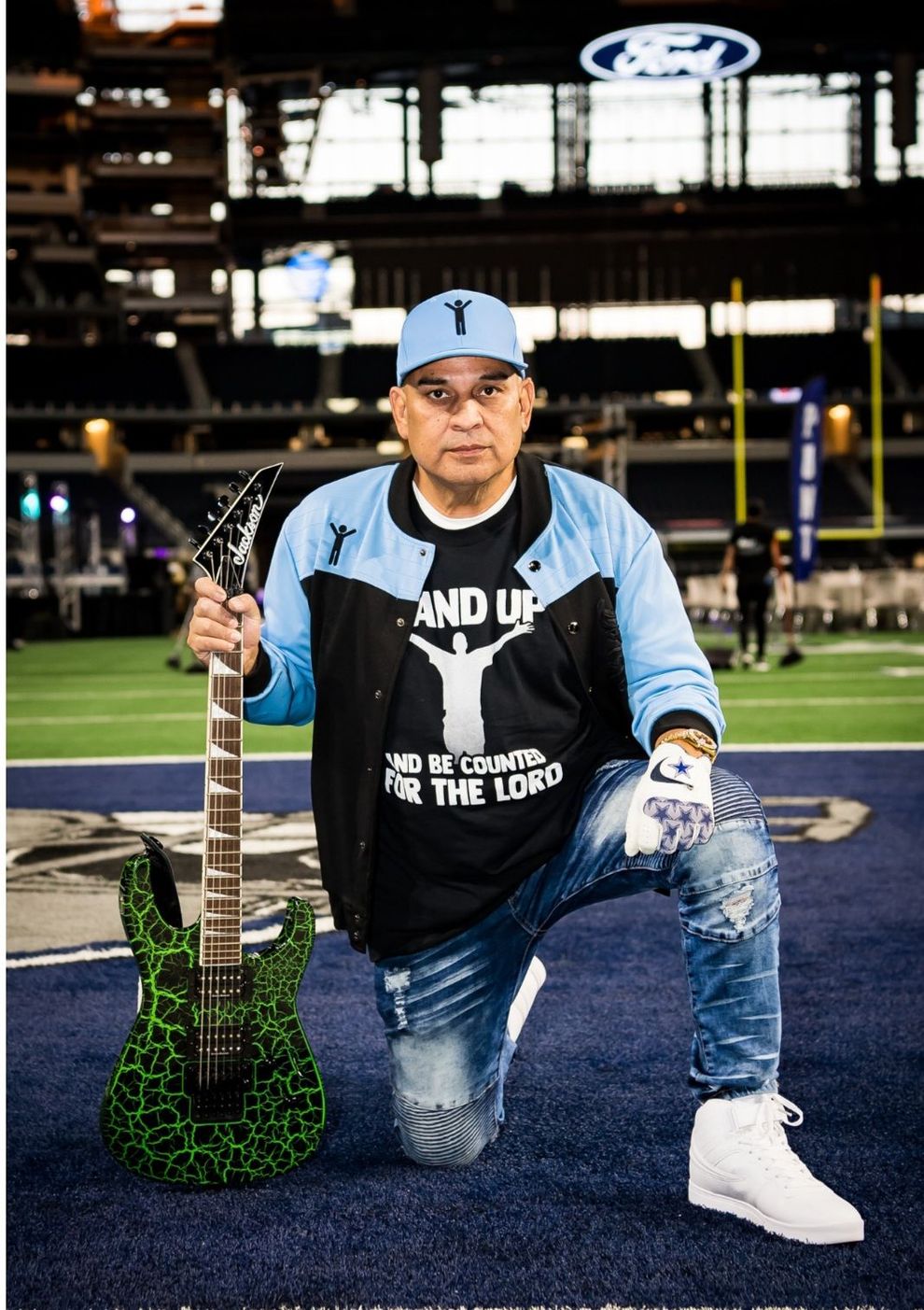 Dallas Cowboys fan in a white #4 jersey and cowboy hat standing on a football field【size 4】