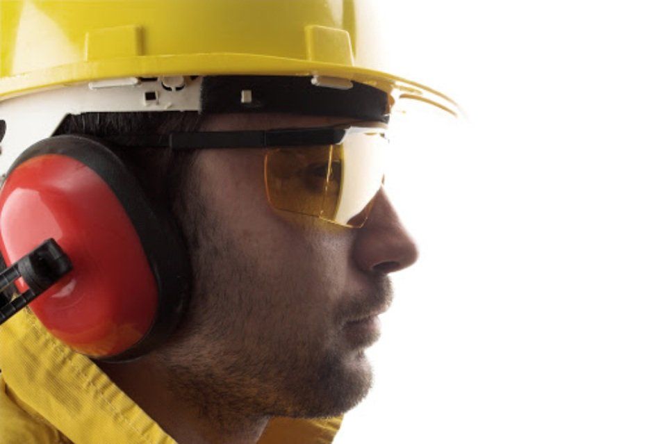 casco e occhiali antinfortunistica a Matera
