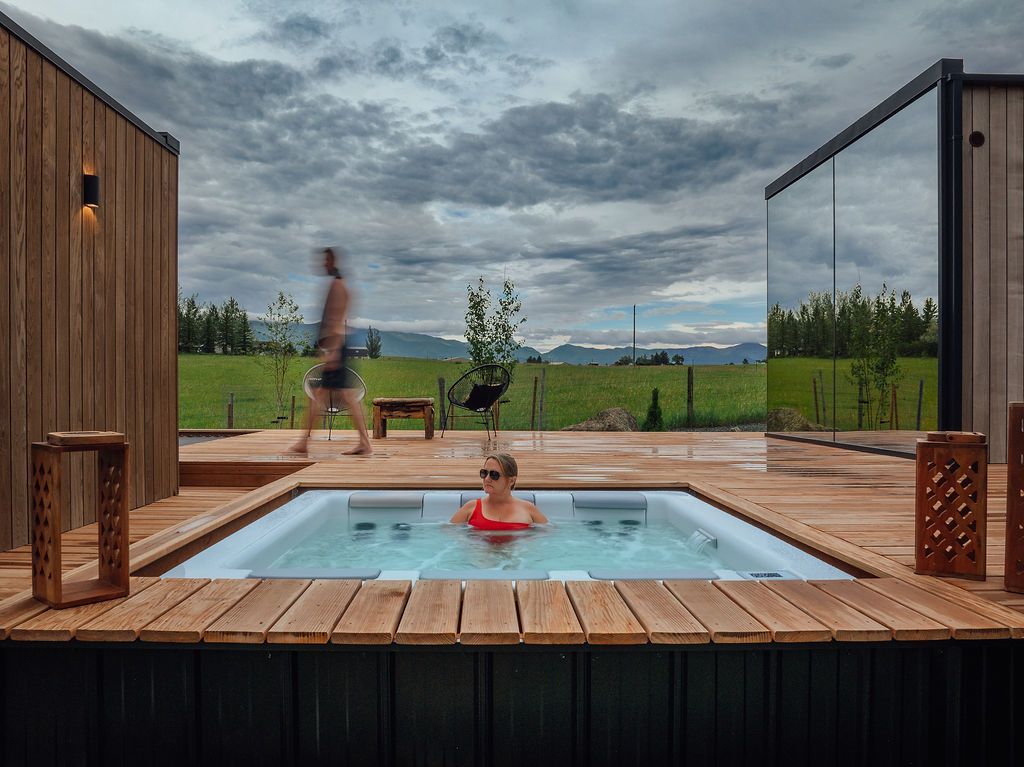 Golden Ranch Mirror Cabin with hot tub