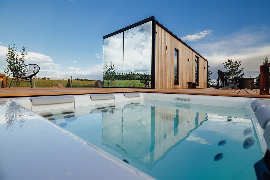 Golden Ranch Mirror Cabin with hot tub