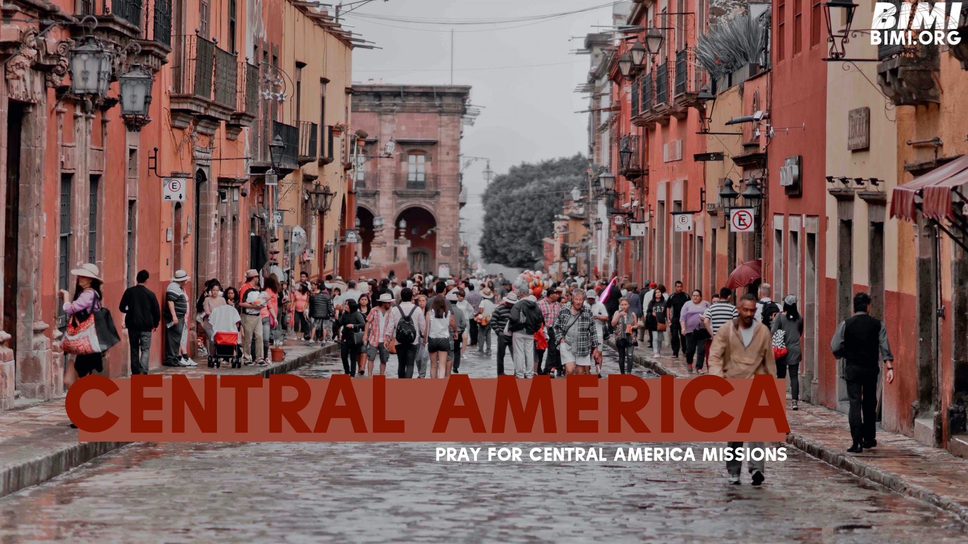 Crowded street in Central America, buildings in shades of orange and pink. Text overlay: 
