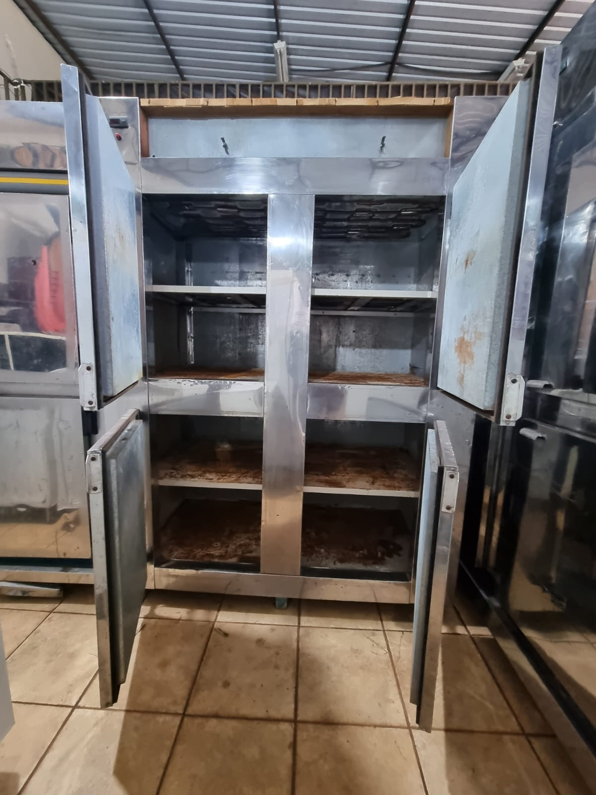 Cervejeira inox 1,51x0,75x2,05m com 4 portas 127 volts com garantia e nota fiscal
