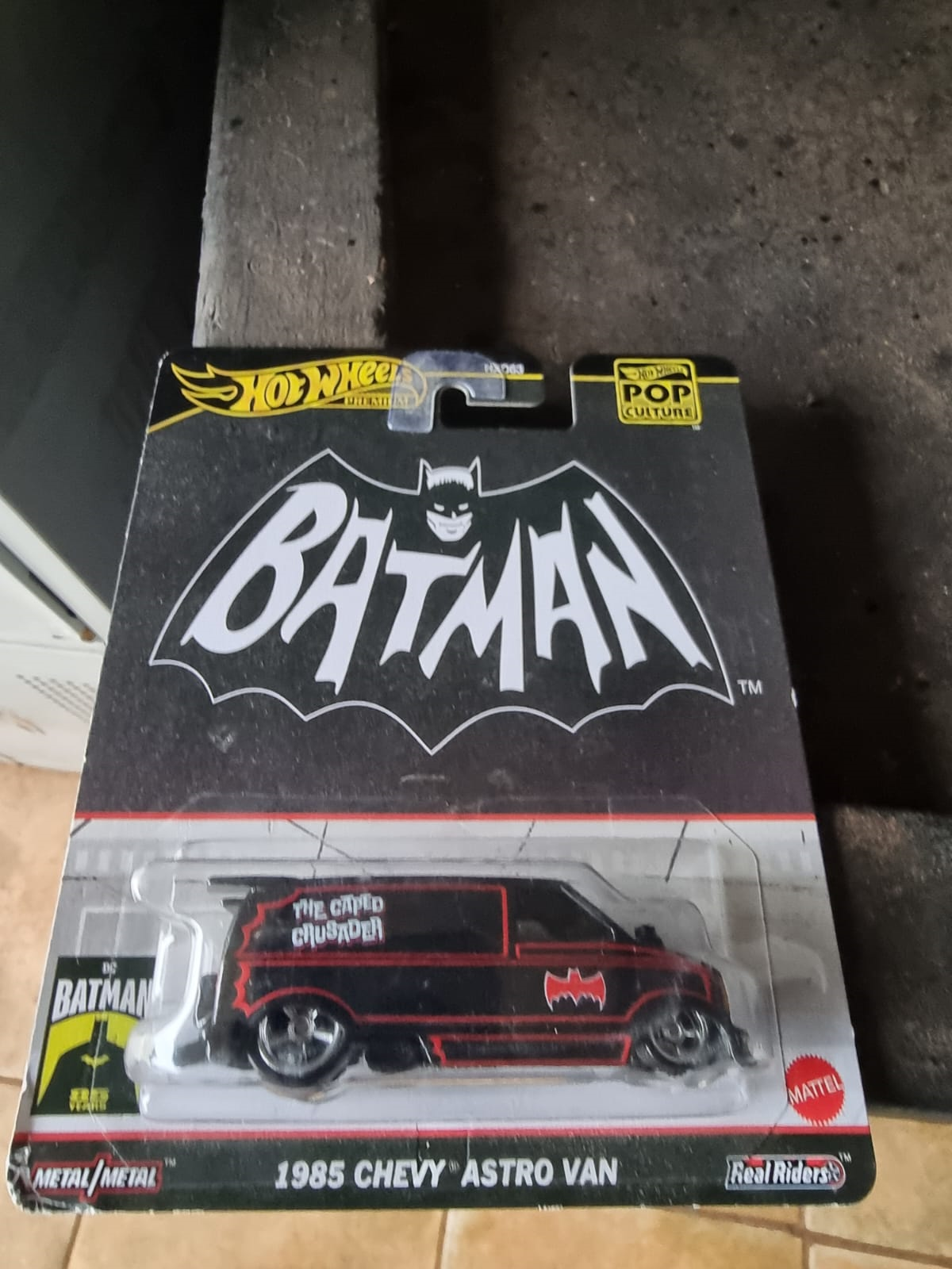 Hot Wheels Premium Pop Culture 1985 Chevy Astro Van com temática do Batman