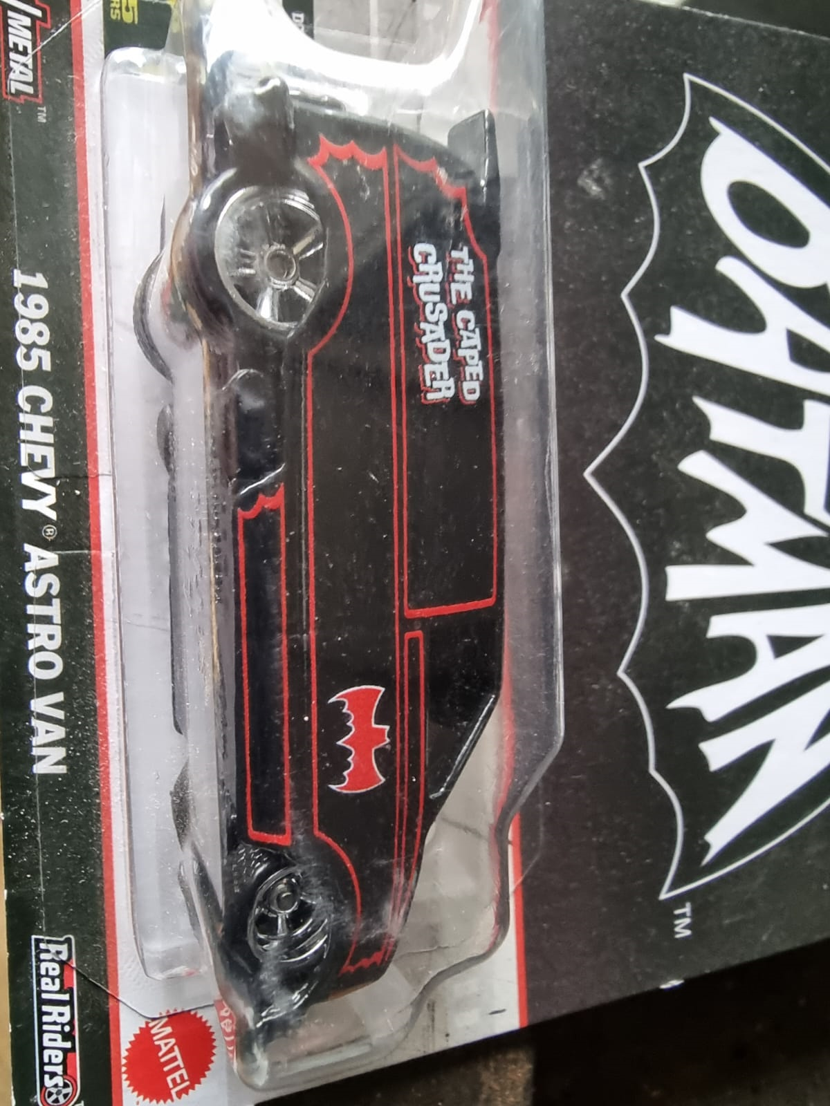 Hot Wheels Premium Pop Culture 1985 Chevy Astro Van com temática do Batman