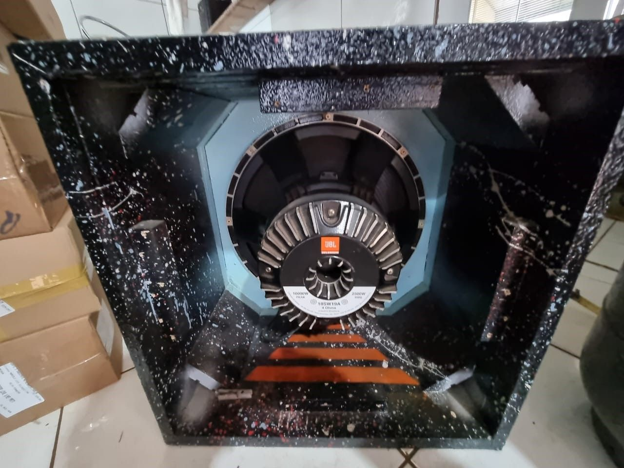 Caixa Subwoofer Jbl Selenium 18SW19A projetada para graves extremos 2500W Pico: 10000W 4 Ohms