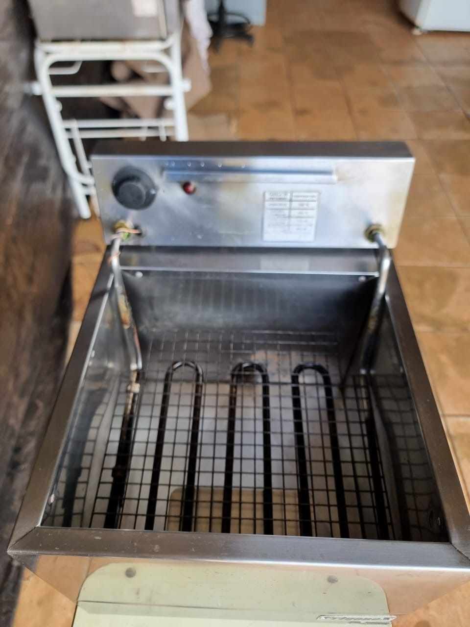som Fritadeira elétrica industrial de bancada Frigono X 20 litros 127 volts funcionando e limpa