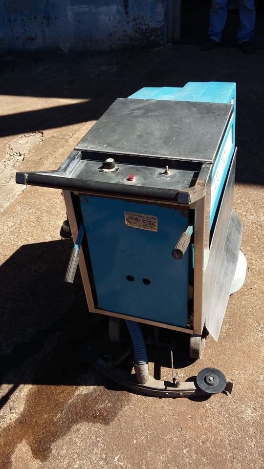 ferramentas Maquina de lavar pisos Electrolux antiga funcionando mais precisa manutenção muito tempo parada
R$2.000