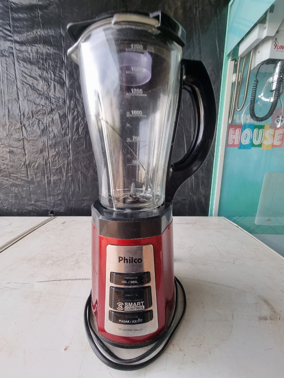 Liquidificador Philco Smart Control PLQ2000 600w 2 litros com trinco no copo mais não vasa