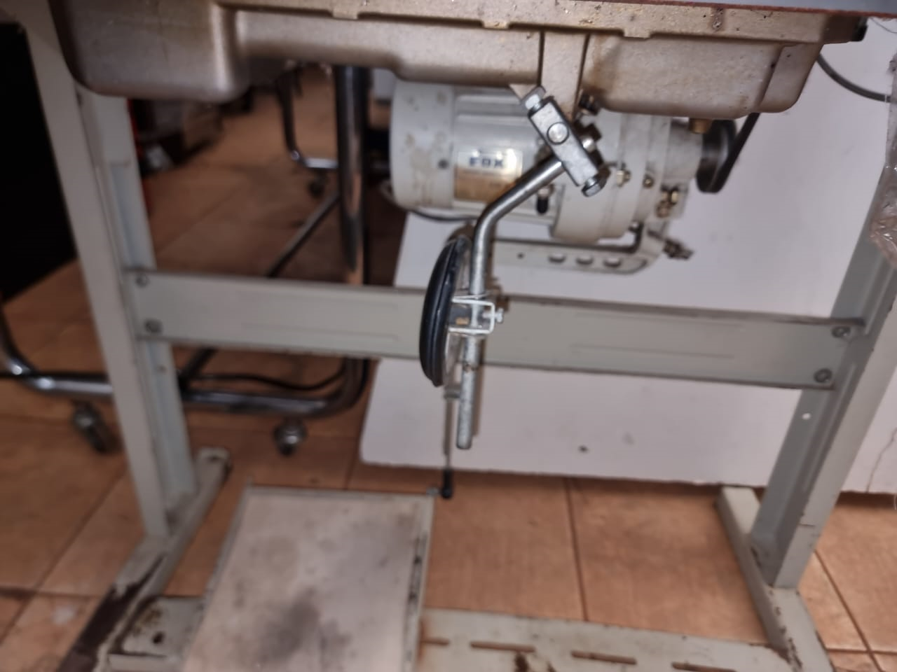 Eletro Máquina de costura Protex TY-8500 reta industrial com mesa e motor bem conservada