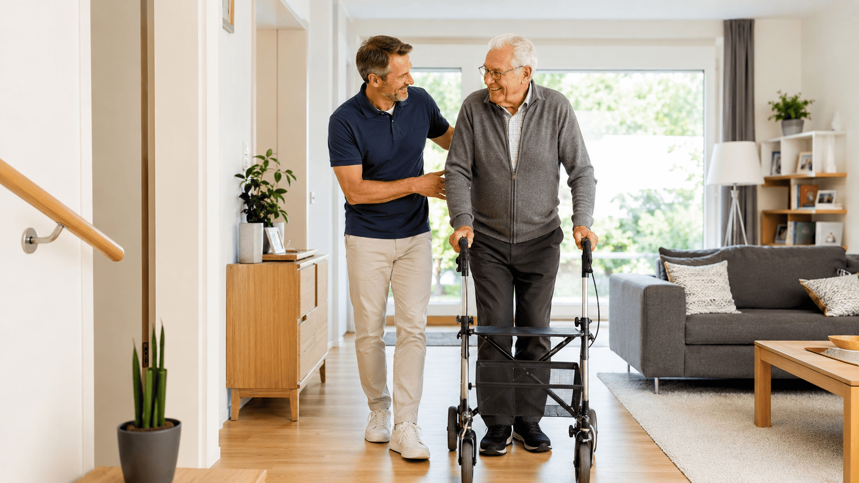 Senior mit Rollator wird zuhause durch einen erfahrenen Betreuer begleitet