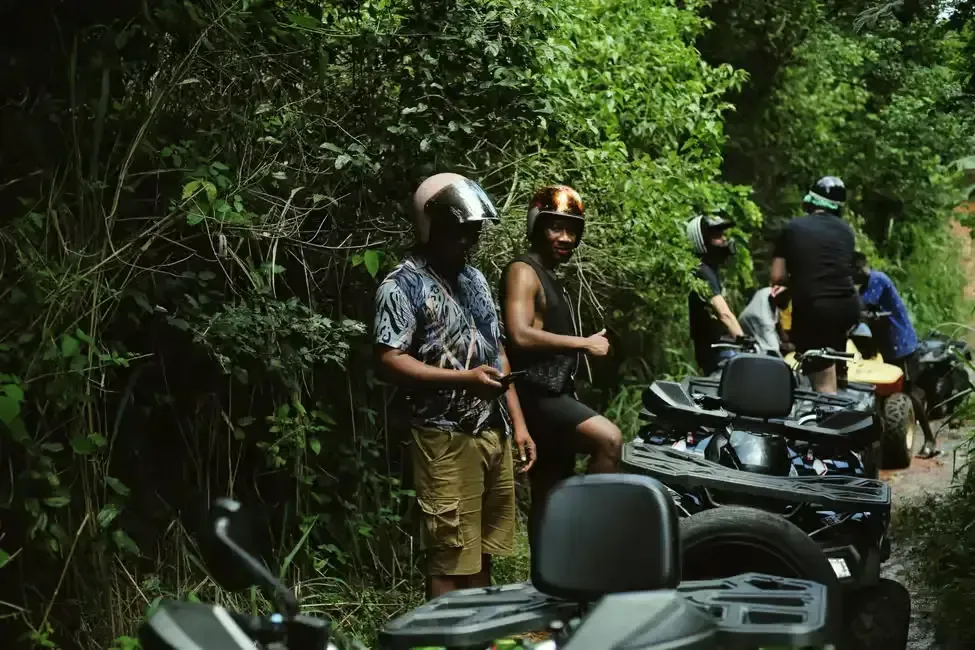 a picture of people doing atv in khlong son