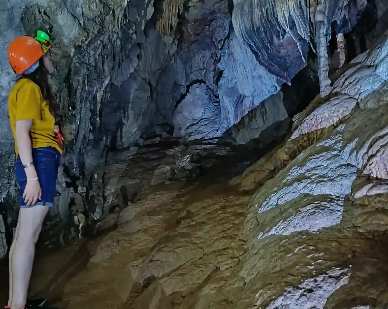 klang-cave-tour-02.webp