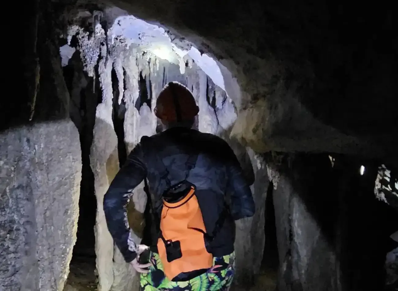 klang-cave-tour-20.webp
