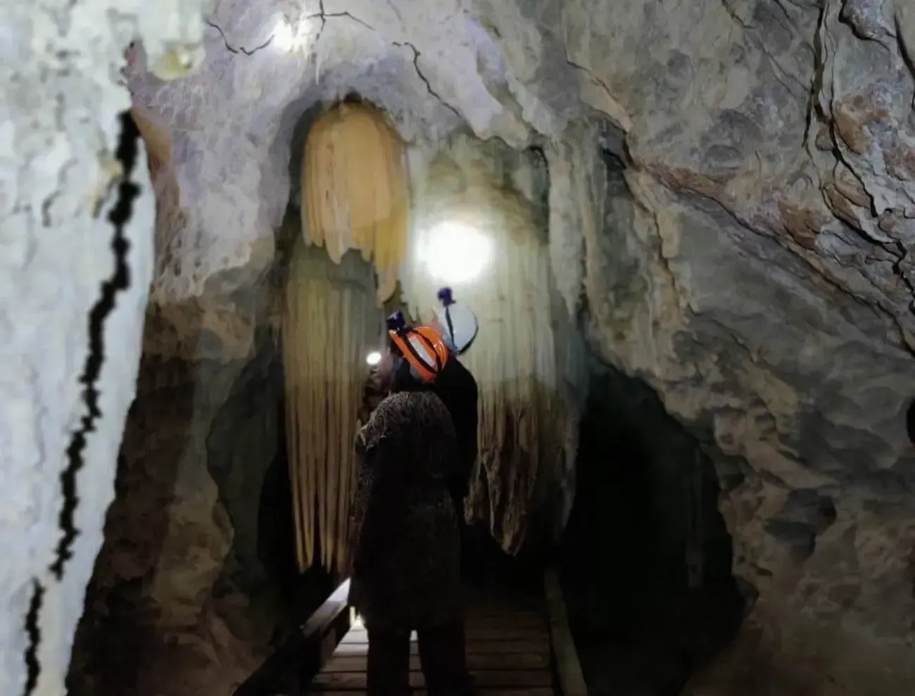 klang-cave-tour-28.webp