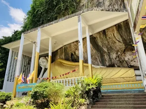 a full view of the statue in wat sai thai
