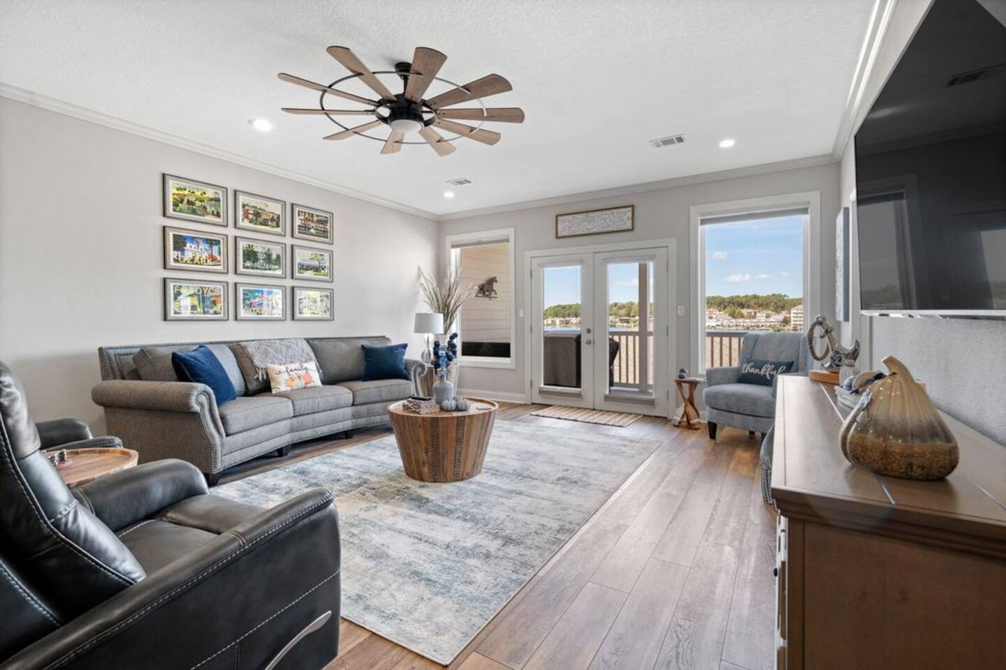 A living room filled with furniture and a ceiling fan.