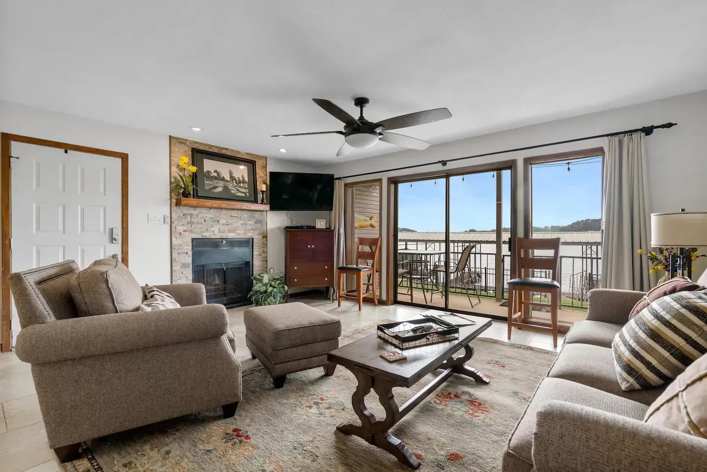 A living room filled with furniture and a ceiling fan.
