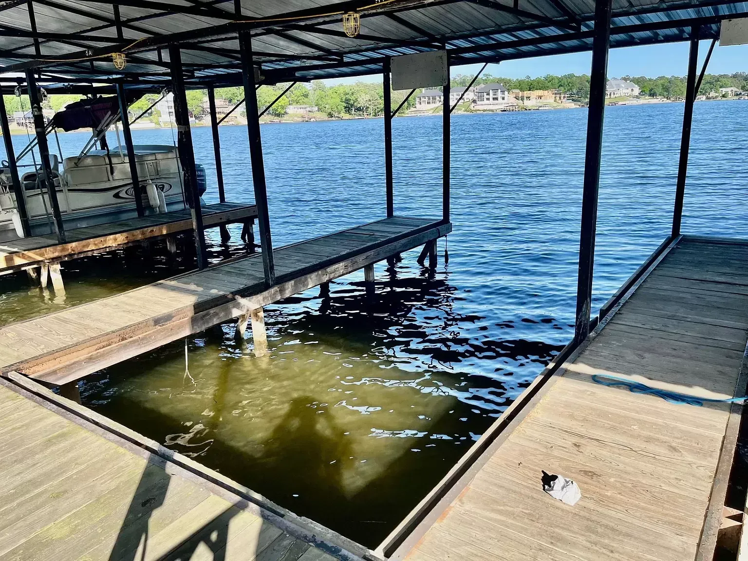 A boat is docked at a dock on a lake.