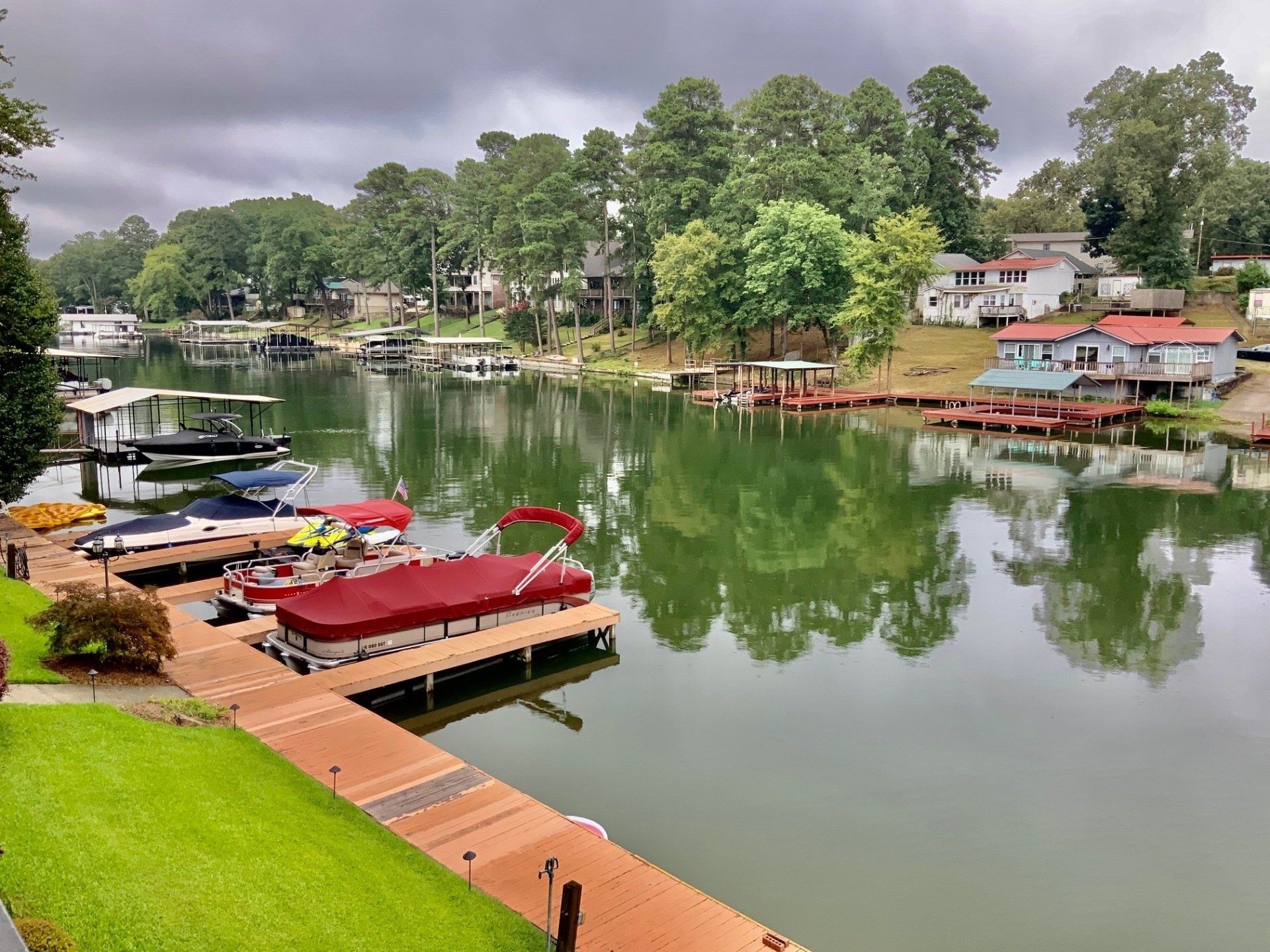 A boat is docked at a dock in the middle of a lake
