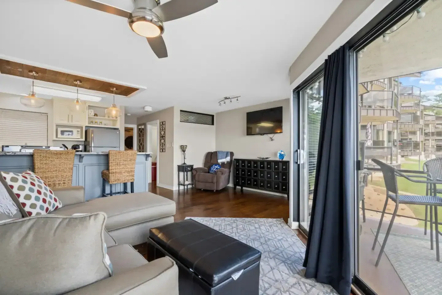 A living room filled with furniture and a ceiling fan.