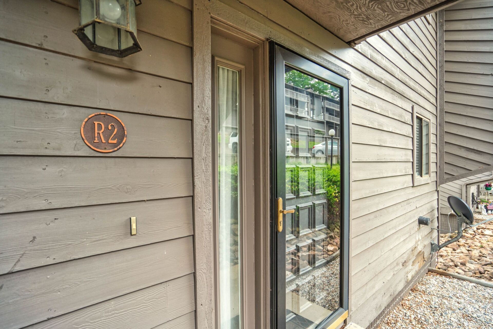 The front door of a house with the number r2 on it