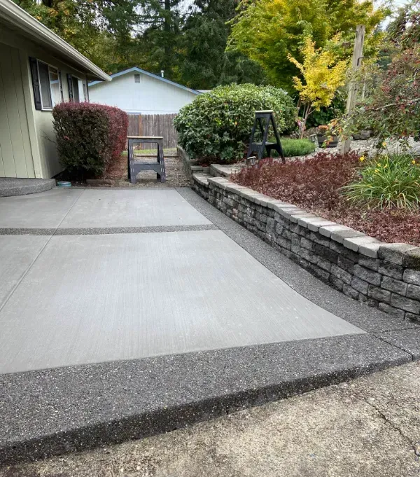 A concrete slab is sitting on top of a brick wall.