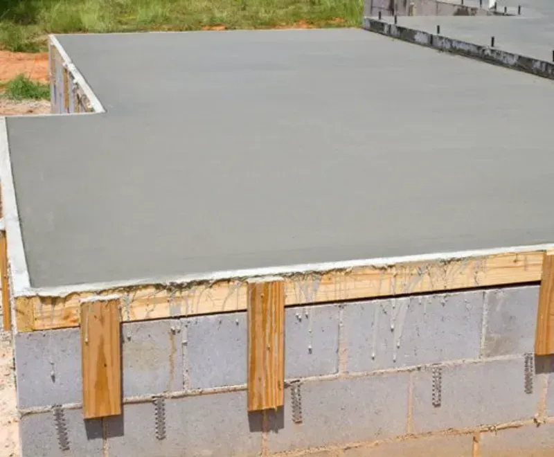 A concrete slab is sitting on top of a brick wall.