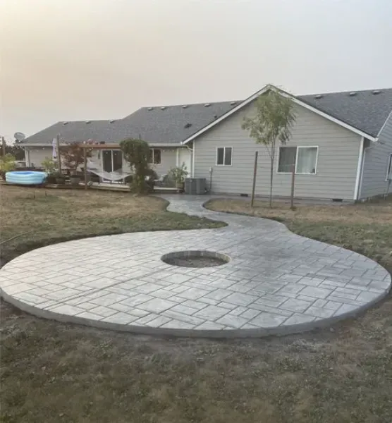A concrete slab is sitting on top of a brick wall.