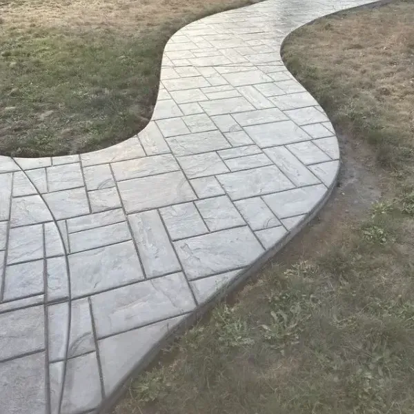 A concrete slab is sitting on top of a brick wall.