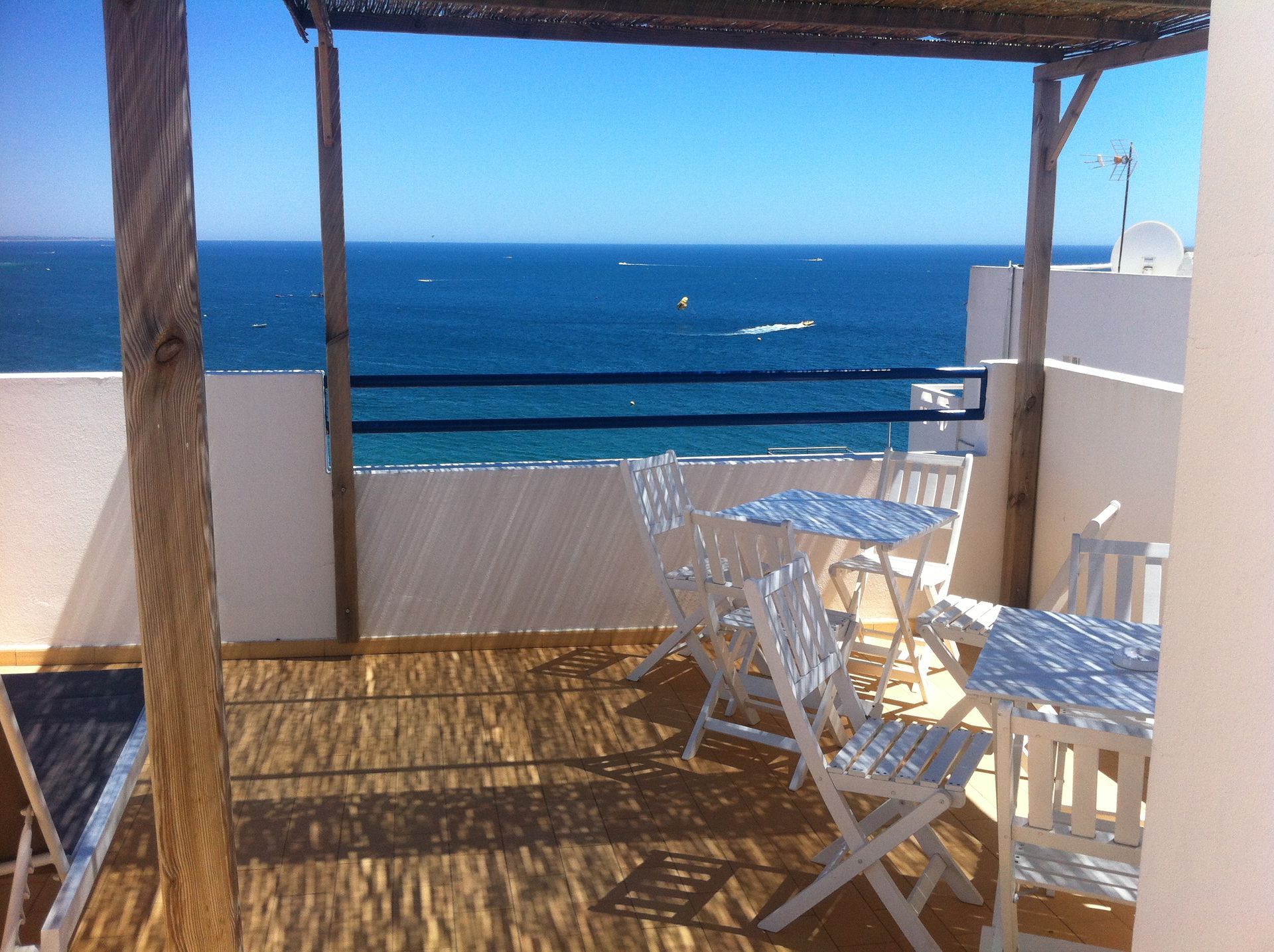 Uma vista do oceano da sacada de um prédio