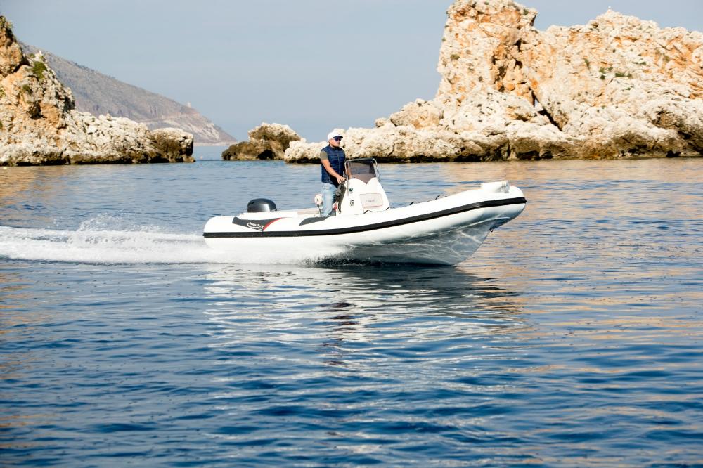 Canot pneumatique en navigation