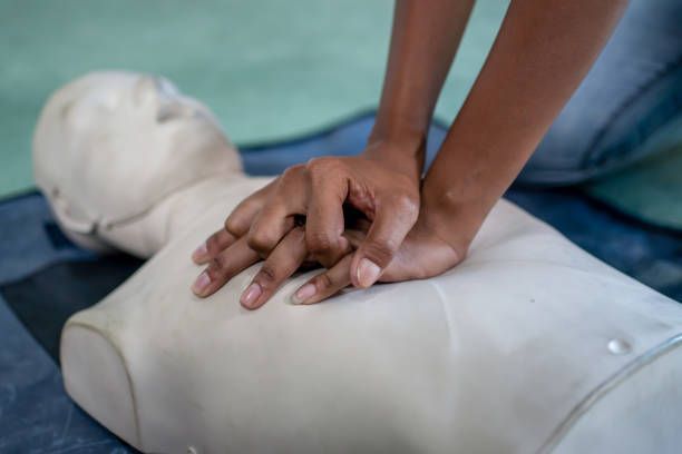 A person is doing a heart massage on a mannequin.