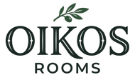 Logo di Oikos Rooms con un ramo d'ulivo stilizzato sopra il marchio denominativo su sfondo bianco.