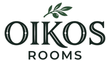 Logo di Oikos Rooms con un ramo d'ulivo stilizzato sopra il marchio denominativo su sfondo bianco.
