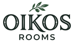 Logo di Oikos Rooms con un ramo d'ulivo stilizzato sopra il marchio denominativo su sfondo bianco.