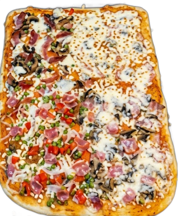 Pizza rettangolare divisa in quattro tranci, con condimenti assortiti e formaggio fuso, su sfondo bianco
